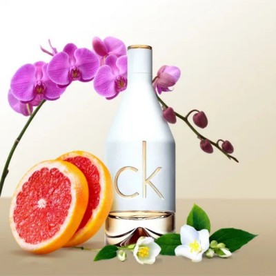 CK IN2U Her Eau de Toilette de Calvin Klein, frasco blanco inspirado en un reproductor digital ck-in2u-her-eau-de-toilette-calvin-klein-mujer