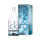 CK IN2U Him Eau de Toilette de Calvin Klein, frasco azul revestido en plástico blanco ck-in2u-him-eau-de-toilette-calvin-klein-hombre
