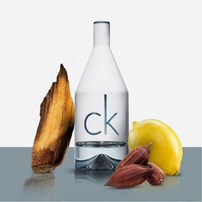CK IN2U Him Eau de Toilette de Calvin Klein, frasco azul revestido en plástico blanco ck-in2u-him-eau-de-toilette-calvin-klein-hombre